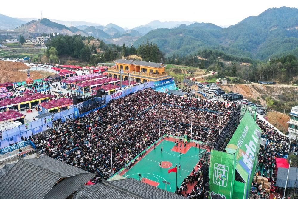 貴州省臺江縣舉辦的2024年“村BA”球王爭霸賽現(xiàn)場（2024年3月22日攝，無人機照片）。新華社記者 楊文斌 攝