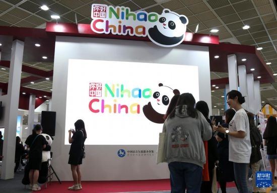 5月9日，在韓國(guó)首爾舉行的首爾國(guó)際旅游展上，參觀者在中國(guó)展區(qū)參加體驗(yàn)項(xiàng)目。新華社記者 姚琪琳 攝