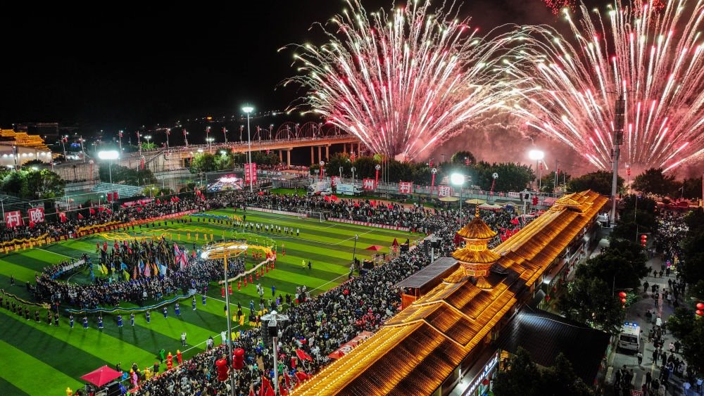 在貴州省榕江縣舉行的2024全國“村晚”示范展示活動暨貴州“村超村晚”活動中，音樂煙花秀精彩上演（2024年2月3日攝，無人機照片）。新華社記者 劉續(xù) 攝