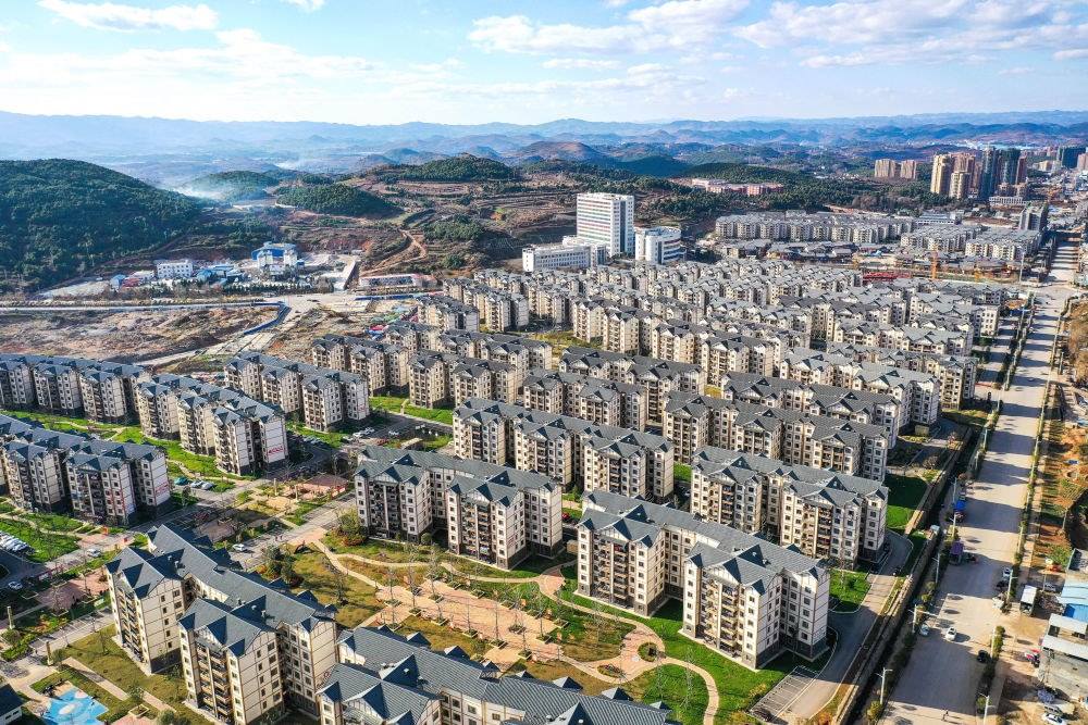 貴州省威寧縣五里崗街道朝陽新城易地扶貧搬遷安置小區(qū)（2021年11月28日攝，無人機照片）。新華社記者 楊文斌 攝