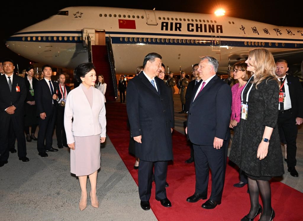 當(dāng)?shù)貢r(shí)間5月8日晚，國(guó)家主席習(xí)近平乘專(zhuān)機(jī)抵達(dá)布達(dá)佩斯。匈牙利總理歐爾班夫婦、外長(zhǎng)西雅爾多等政府高級(jí)官員在機(jī)場(chǎng)熱情迎接習(xí)近平和夫人彭麗媛。