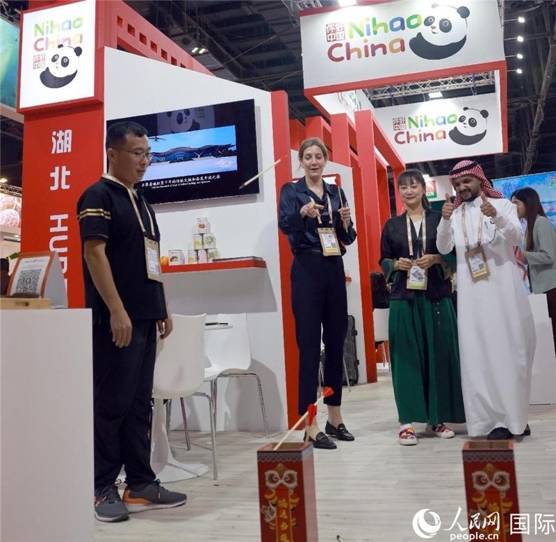 觀眾在參與投壺游戲。人民網記者管克江攝