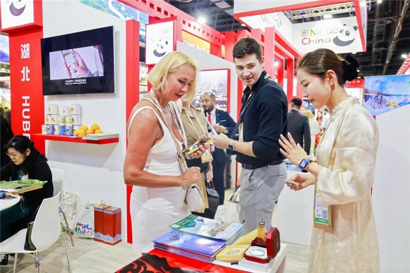 觀眾在參觀中國展臺。錢文康攝