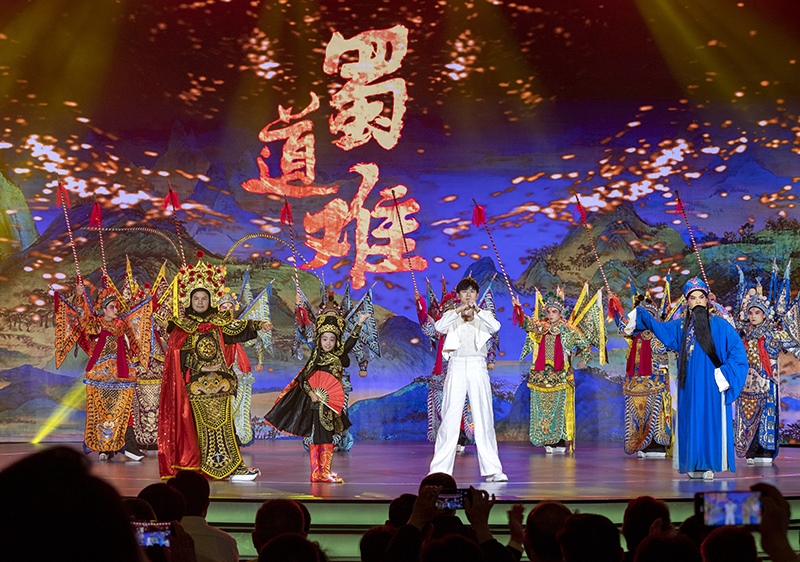 2023年10月13日，成都，“把青春華章寫在祖國(guó)大地上”大思政課網(wǎng)絡(luò)主題宣傳和互動(dòng)引導(dǎo)活動(dòng)在四川大學(xué)舉行。