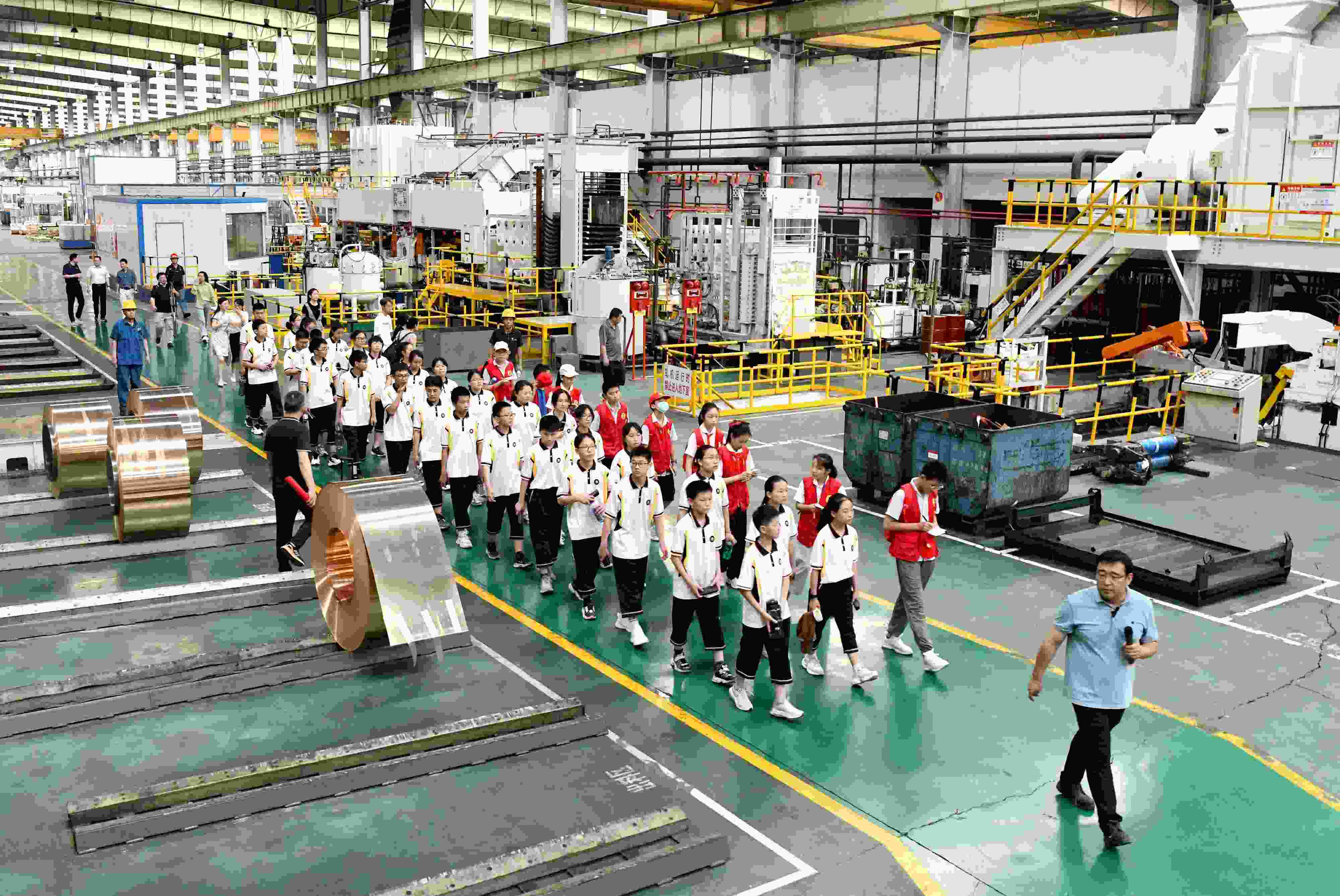 2023年6月9日，在安徽省銅陵一家公司的銅板帶制造車間，銅陵市第七中學(xué)學(xué)生在上“行走的思政課”。