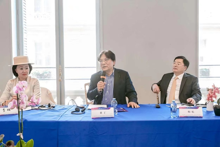 法中交流促進(jìn)會會長、作家、翻譯家、法國最高榮譽(yù)騎士勛章獲得者亞丁發(fā)言（圖片：中國傳媒大學(xué)