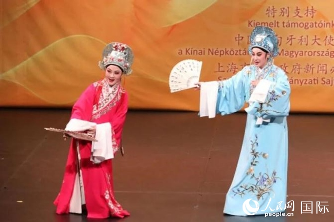 “玉蘭花開(kāi)·魅力上?！弊哌M(jìn)布達(dá)佩斯。葉辰亮攝