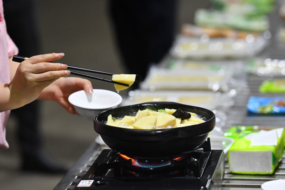 2024年5月9日，福建省三明市極野食品有限公司工作人員在試吃竹筍食品。新華社記者 姜克紅 攝