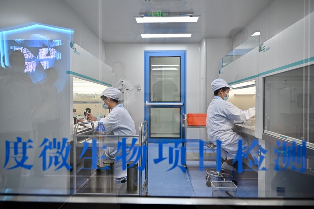 2024年5月8日，福建長富乳品有限公司工作人員在對乳品進(jìn)行微生物項(xiàng)目檢測。新華社記者 姜克紅 攝