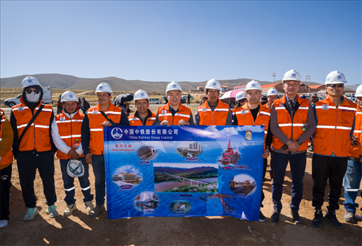 奧魯羅公路項目開工儀式現(xiàn)場，中國中鐵員工代表合影。中國中鐵供圖
