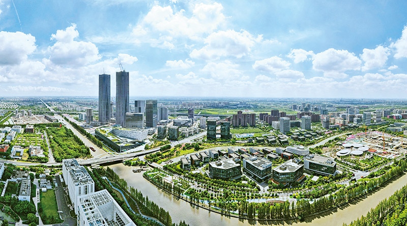 建立全國第一個國際貿(mào)易“單一窗口”，開設(shè)全國第一批自由貿(mào)易賬戶，設(shè)立全國第一家外商獨資醫(yī)院、第一家外商獨資公募基金公司、第一家外商獨資汽車制造企業(yè)……中國（上海）自由貿(mào)易試驗區(qū)掛牌以來，誕生了若干個“全國第一”，在制造業(yè)、金融業(yè)等數(shù)十個開放領(lǐng)域，實現(xiàn)一批全國首創(chuàng)項目落地。圖為上海自貿(mào)區(qū)張江片區(qū)（2023年9月10日攝，無人機(jī)照片）。 新華社記者 方喆/攝