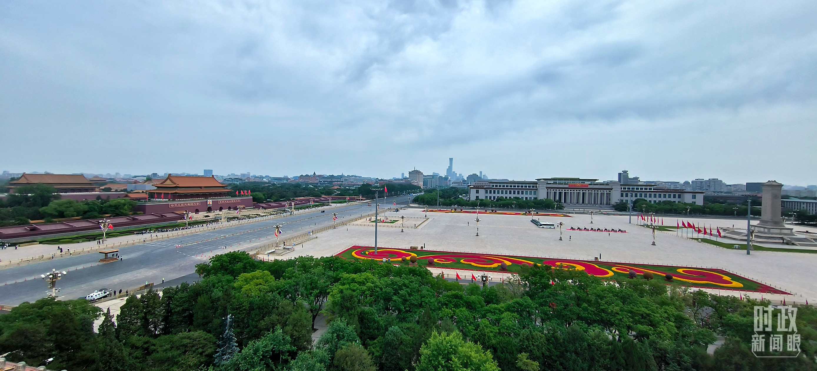 △北京長(zhǎng)安街兩側(cè)懸掛中俄兩國(guó)國(guó)旗。（總臺(tái)央視記者范凱拍攝）