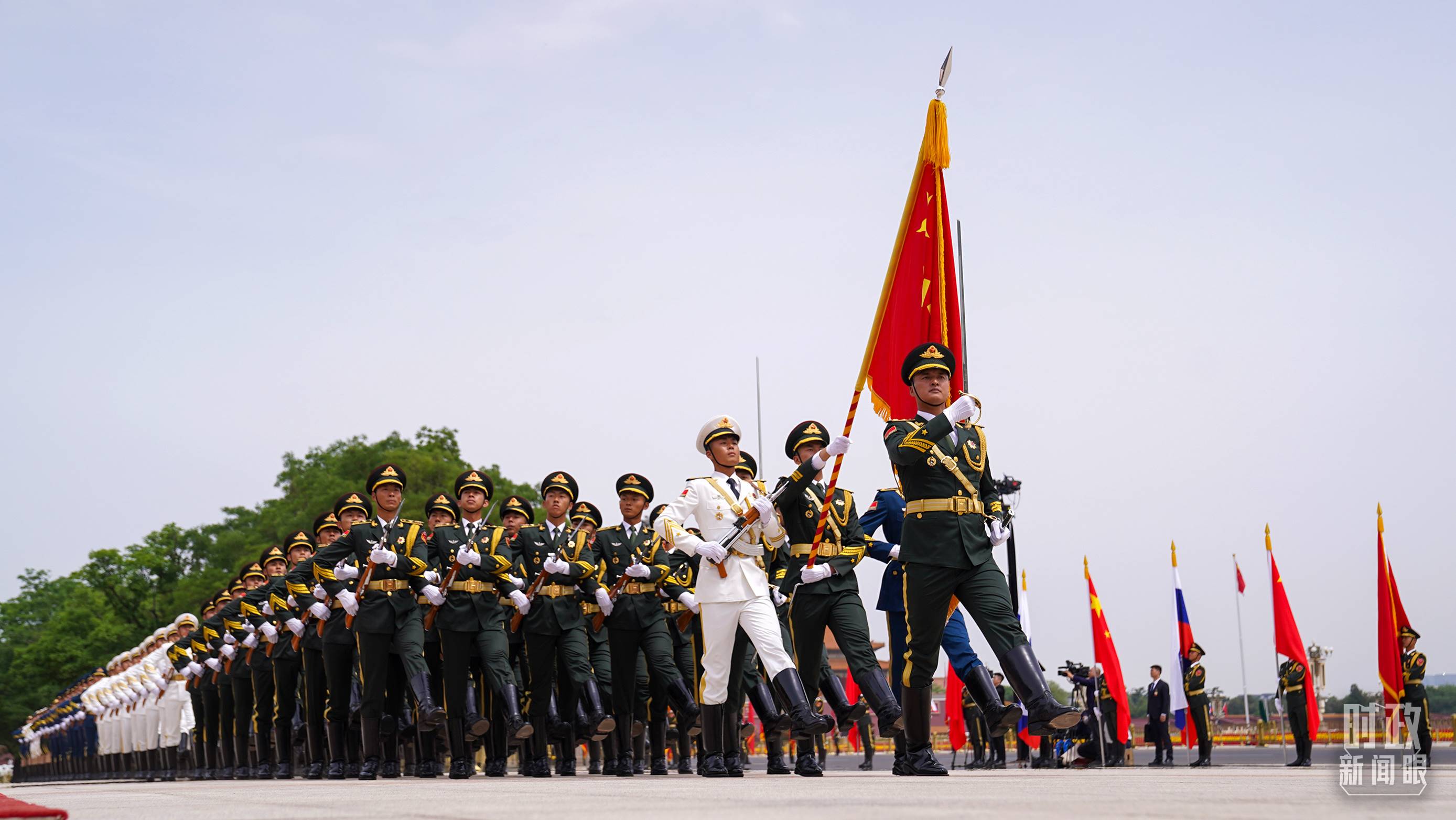 △歡迎儀式現(xiàn)場(chǎng)的中國(guó)人民解放軍儀仗隊(duì)。（總臺(tái)國(guó)廣記者李晉拍攝）