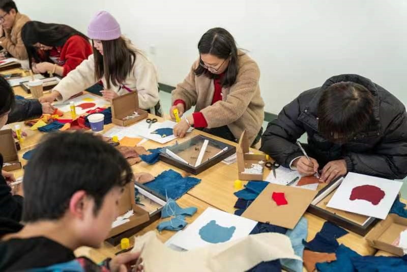 2024年2月，群眾在貴州省民族博物館老師帶領(lǐng)下開(kāi)展拼布、拓印等非遺手工體驗(yàn)活動(dòng)。受訪者供圖