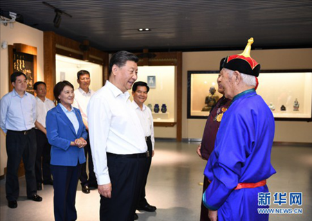 2019年7月15日，習(xí)近平總書記在赤峰博物館同古典民族史詩《格薩（斯）爾》非物質(zhì)文化遺產(chǎn)傳承人親切交談。