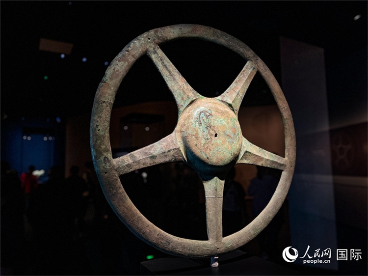 三星堆博物館中展出的太陽輪。人民網(wǎng)記者 羨江楠攝