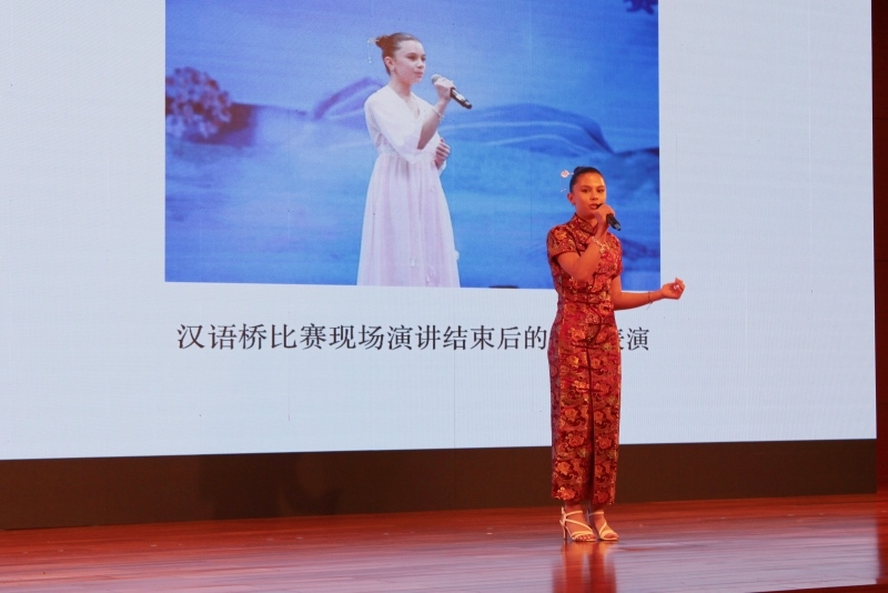4、美國的中文愛好者譚木蘭在現(xiàn)場演唱歌曲《揮著翅膀的女孩》。 伊莎貝爾·羅德里格斯攝