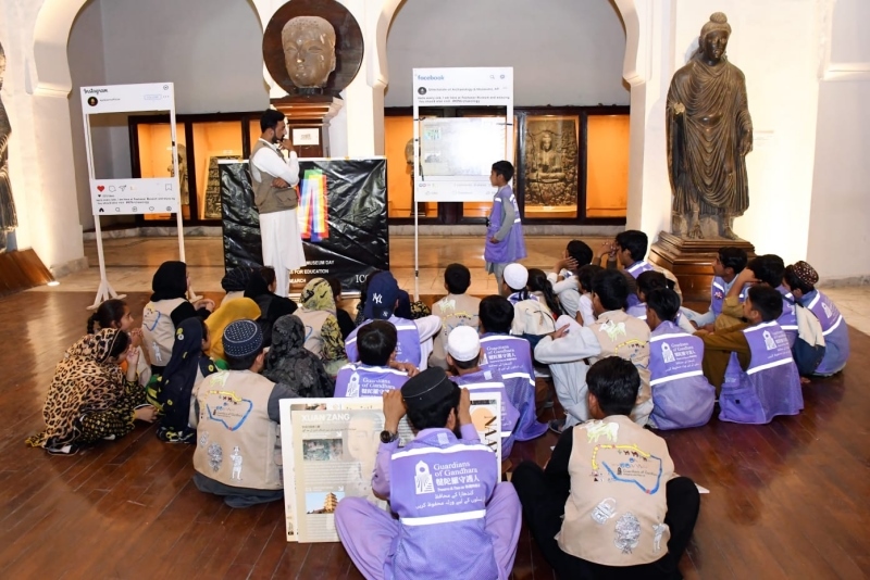 志愿者在博物館給孩子們開展互動講解?！瓣恿_守護人”供圖