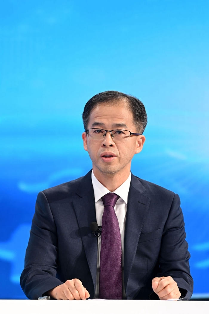 商務(wù)部政研室副主任丁維順在“中國(guó)經(jīng)濟(jì)圓桌會(huì)”錄制現(xiàn)場(chǎng)交流發(fā)言。新華社記者 金良快 攝