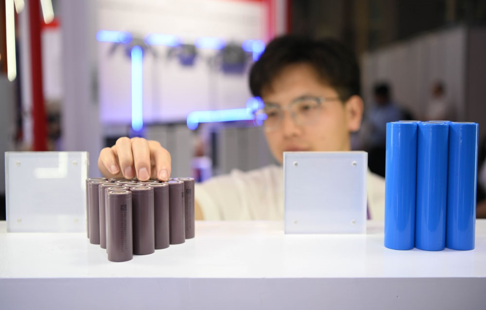 這是一家企業(yè)在第135屆廣交會(huì)上展出的鋰電池產(chǎn)品（2024年4月15日攝）。新華社記者 鄧華 攝