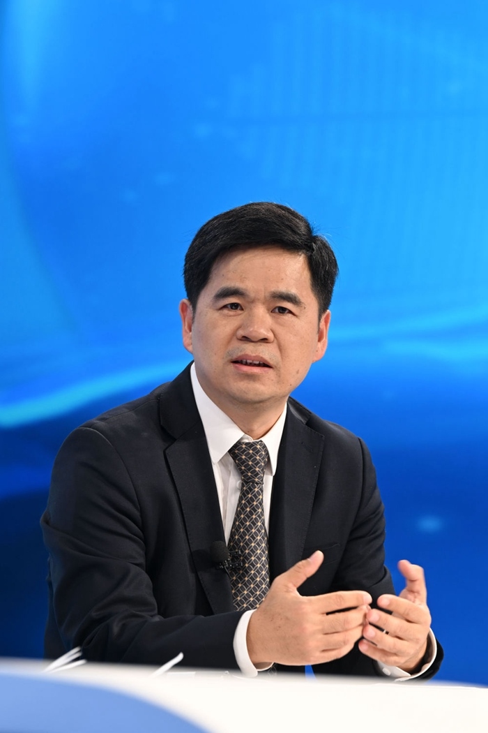 工業(yè)和信息化部運(yùn)行監(jiān)測(cè)協(xié)調(diào)局副局長(zhǎng)何海林在“中國(guó)經(jīng)濟(jì)圓桌會(huì)”錄制現(xiàn)場(chǎng)交流發(fā)言。新華社記者 金良快 攝