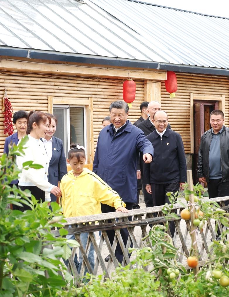 2023年9月6日下午，習近平總書記在黑龍江大興安嶺地區(qū)漠河市北極村村民史瑞娟家的民宿小院考察。新華社記者 鞠鵬 攝
