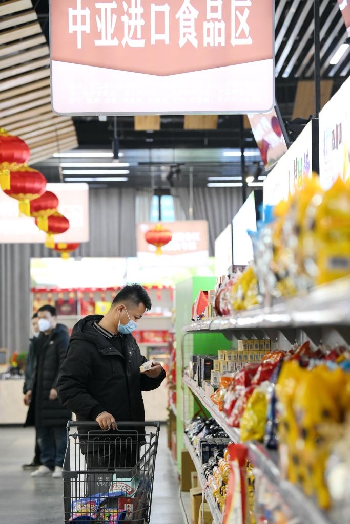 在位于西安浐灞國際港的愛菊健康生活體驗館，消費者挑選中亞進口食品。新華社記者李一博 攝