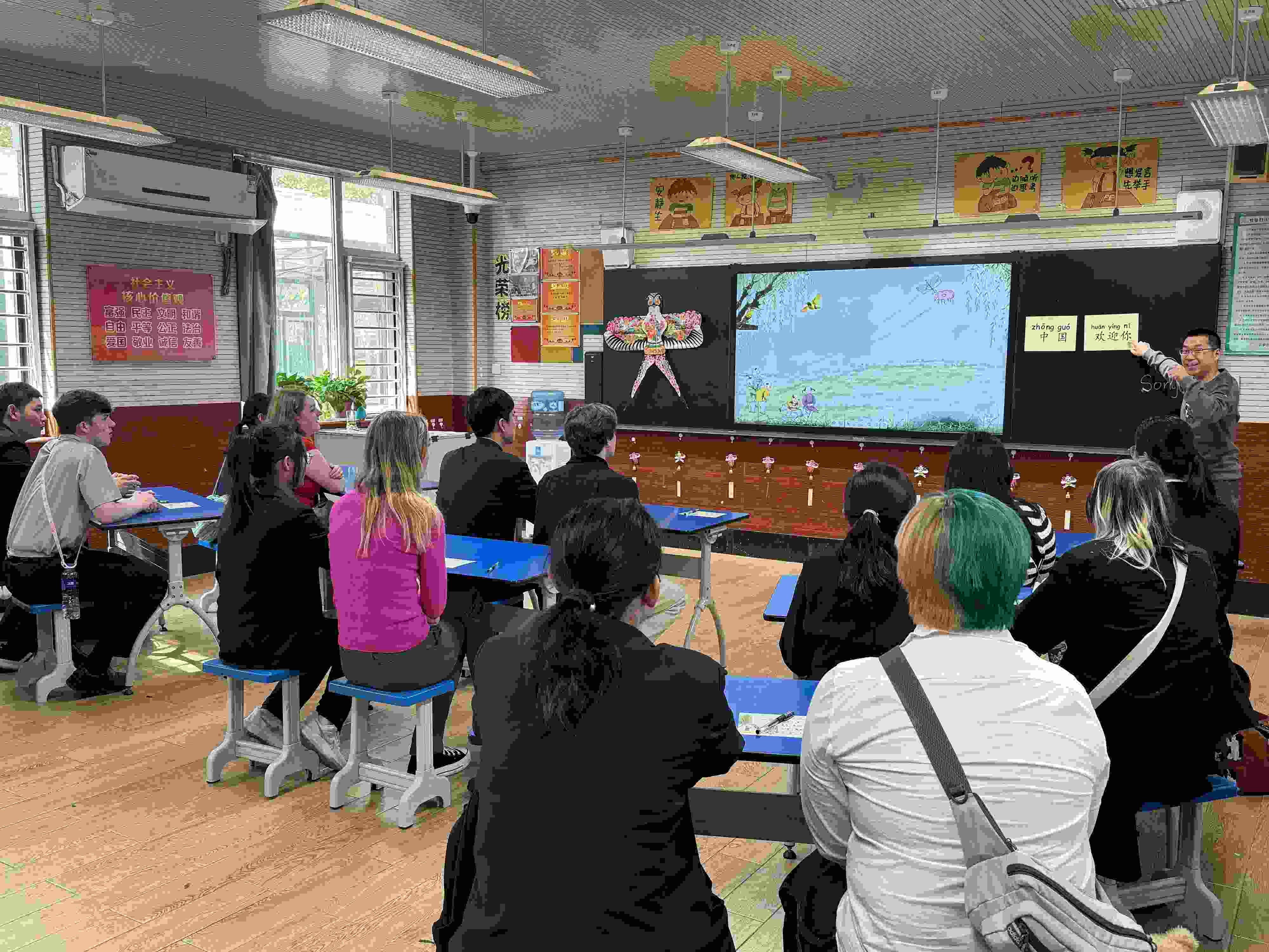 2024年4月20日，美國艾奧瓦州馬斯卡廷高中“友誼傳承”研學(xué)團(tuán)來到石家莊外國語學(xué)校，中美學(xué)生同上一節(jié)中文課。