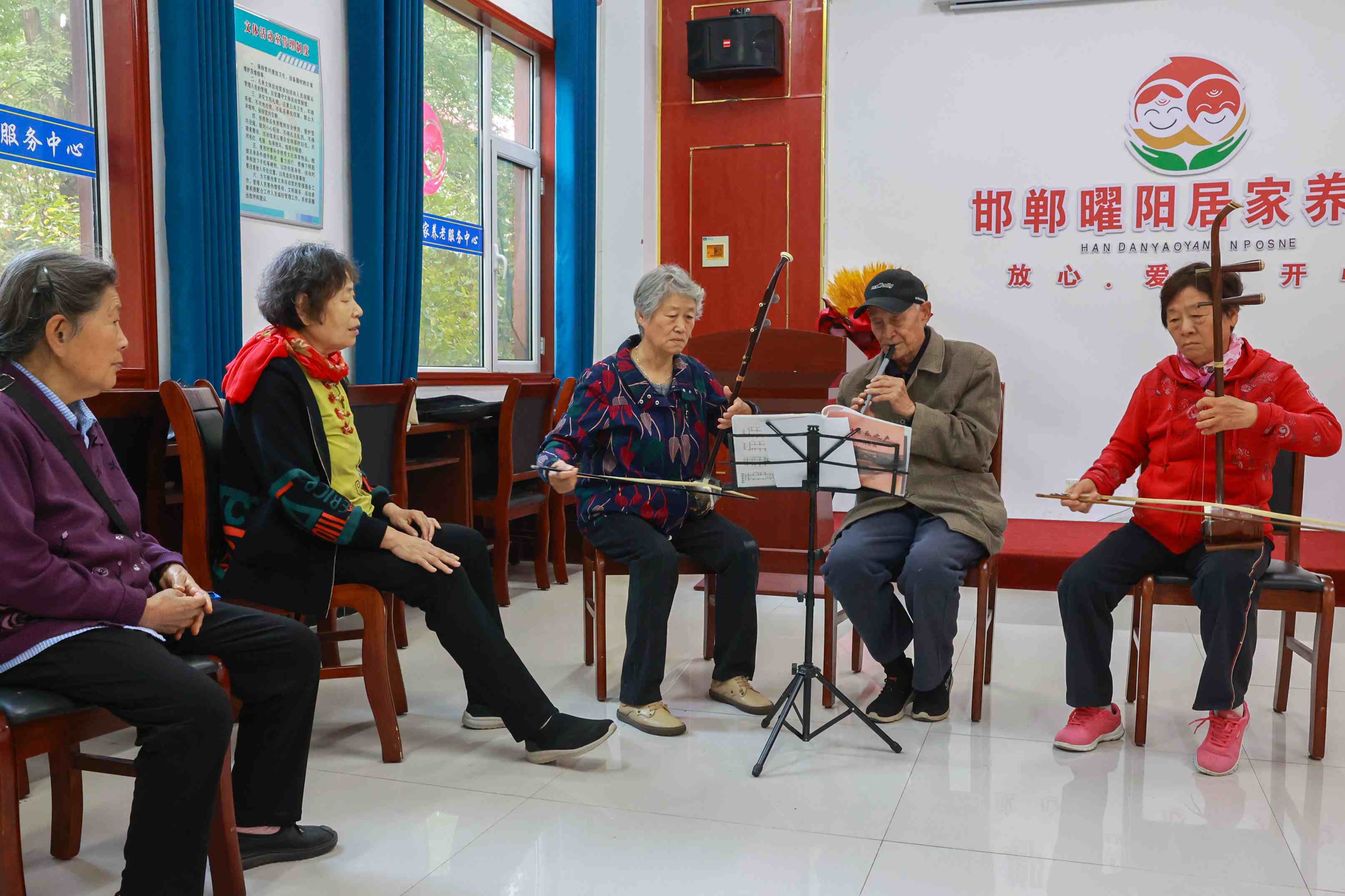 △ 近年來，在以習(xí)近平同志為核心的黨中央堅(jiān)強(qiáng)領(lǐng)導(dǎo)下，從探索建立國家基本養(yǎng)老服務(wù)清單制度，到構(gòu)建居家社區(qū)機(jī)構(gòu)相協(xié)調(diào)的“中國式”養(yǎng)老服務(wù)體系，再到理順養(yǎng)老服務(wù)監(jiān)管機(jī)制，一項(xiàng)項(xiàng)養(yǎng)老服務(wù)領(lǐng)域改革“實(shí)招”“硬招”不斷落地見效。圖為河北省邯鄲市邯山區(qū)曜陽養(yǎng)老服務(wù)中心內(nèi)，老人在學(xué)習(xí)樂器演奏。