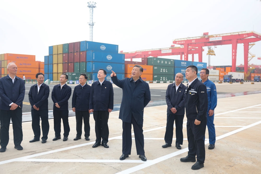 5月22日下午，習(xí)近平總書記在山東省日照市考察調(diào)研。他來到日照港，了解當(dāng)?shù)赝七M(jìn)港口智慧化綠色化建設(shè)、擴(kuò)大對外開放等情況。