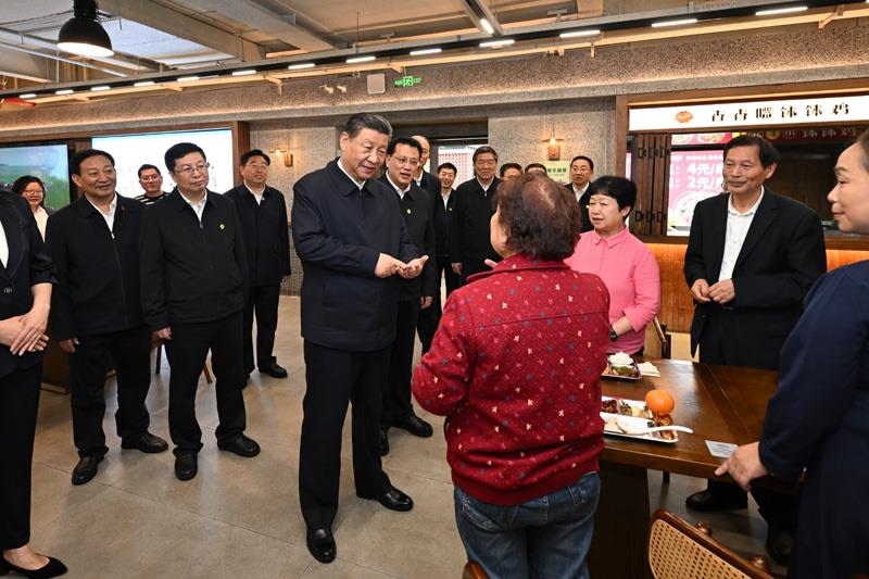 4月22日，在重慶考察的習(xí)近平總書記來到九龍坡區(qū)謝家灣街道民主村社區(qū)，察看小區(qū)改造和便民服務(wù)情況。