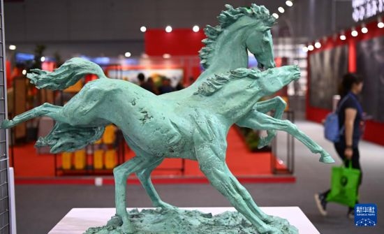 5月24日在第二十屆中國（深圳）國際文化產(chǎn)業(yè)博覽交易會俄羅斯美術(shù)協(xié)會展臺拍攝的馬雕塑作品。新華社記者 鄧華 攝