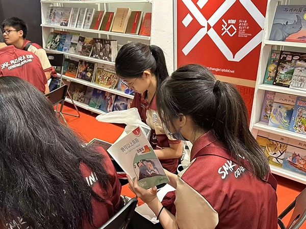 馬來西亞讀者在中國聯(lián)合展臺翻閱中國書籍。 中國圖書進(jìn)出口（集團(tuán)）有限公司供圖