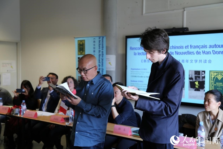 法國(guó)學(xué)子與作家韓東共讀小說(shuō)選段。人民網(wǎng)記者 于超凡攝