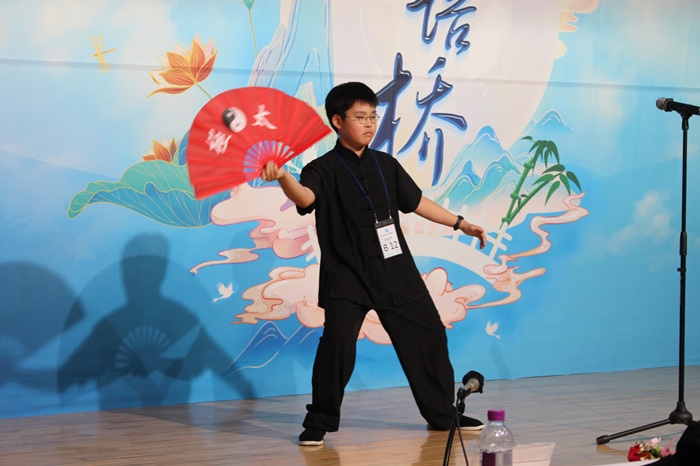 參賽選手在比賽中進(jìn)行中華才藝展示。