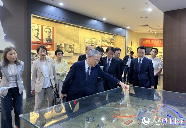 創(chuàng)價(jià)學(xué)會會長原田稔（中）與青年代表團(tuán)成員訪問中國人民抗日戰(zhàn)爭紀(jì)念館。人民網(wǎng)記者 陳思攝