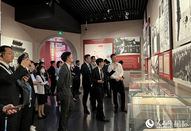創(chuàng)價(jià)學(xué)會青年代表團(tuán)成員在中國人民抗日戰(zhàn)爭紀(jì)念館參觀。人民網(wǎng)記者 陳思攝
