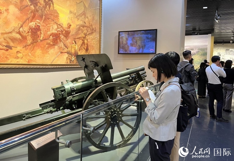 創(chuàng)價(jià)學(xué)會青年代表團(tuán)成員在中國人民抗日戰(zhàn)爭紀(jì)念館參觀。人民網(wǎng)記者 陳思攝