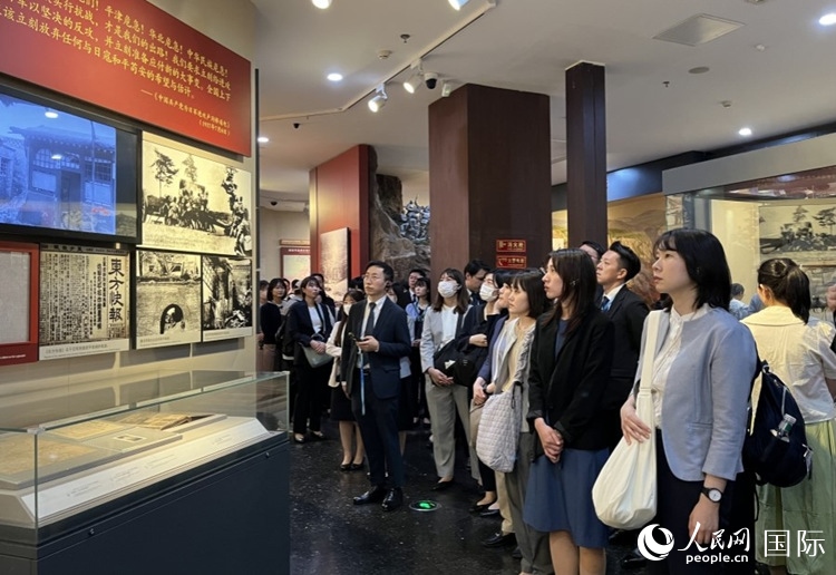 創(chuàng)價(jià)學(xué)會青年代表團(tuán)成員在中國人民抗日戰(zhàn)爭紀(jì)念館參觀。人民網(wǎng)記者 陳思攝