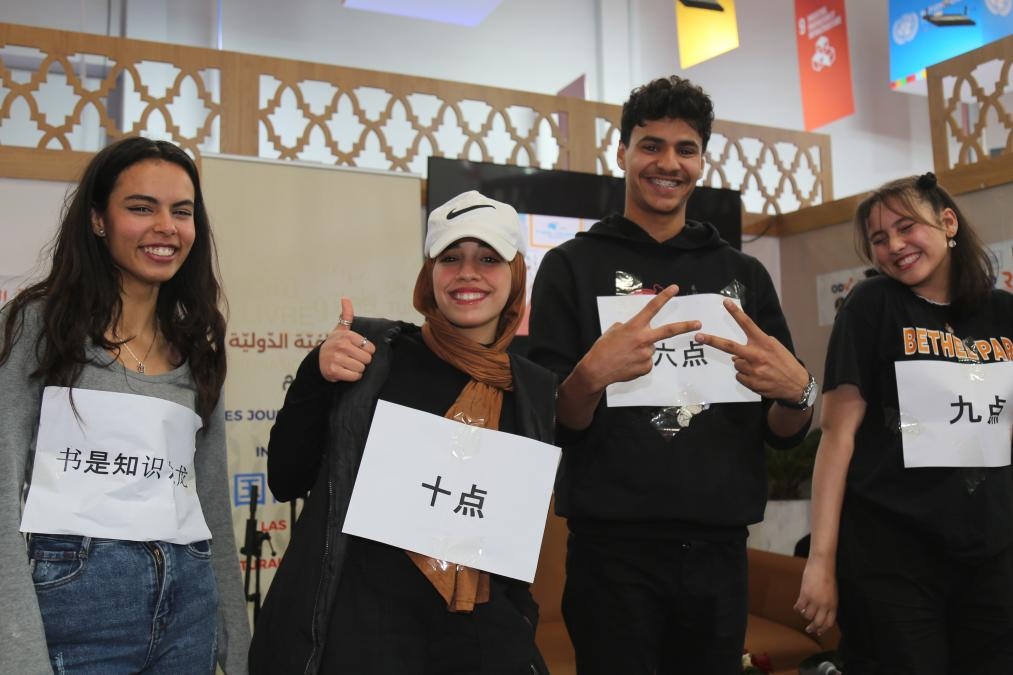 2024年4月24日，突尼斯高中生在首都突尼斯市舉辦的突尼斯國際書展上表演漢語節(jié)目。新華社發(fā)（阿代爾攝）