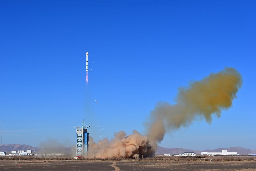 2023年12月4日，中國在酒泉衛(wèi)星發(fā)射中心使用長征二號丙運載火箭，成功將援埃及二號衛(wèi)星發(fā)射升空，衛(wèi)星順利進入預(yù)定軌道，發(fā)射任務(wù)獲得圓滿成功。新華社發(fā)（汪江波 攝）