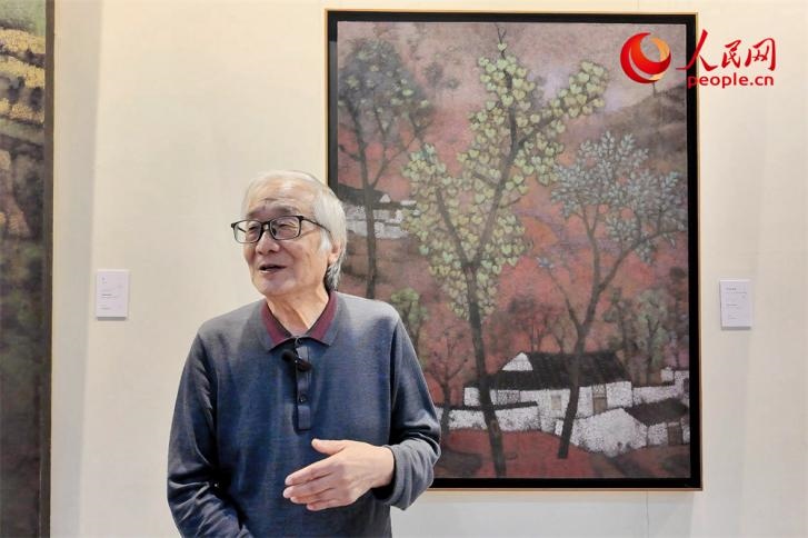 中央文史研究館書畫院院部委員、清華大學(xué)吳冠中藝術(shù)研究中心副主任王秦生正在接受人民網(wǎng)的采訪。人民網(wǎng)記者 劉微攝