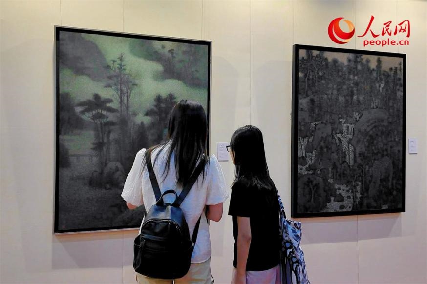 觀眾正在觀賞王秦生畫作《云山幽趣》。人民網(wǎng)記者 劉微攝
