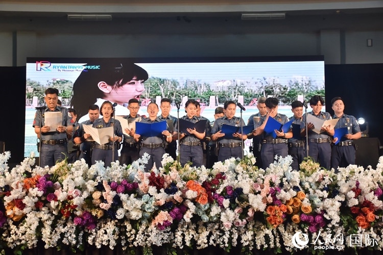 邦板牙省警察局學(xué)員在結(jié)業(yè)典禮上表演合唱。人民網(wǎng)記者 樊帆攝