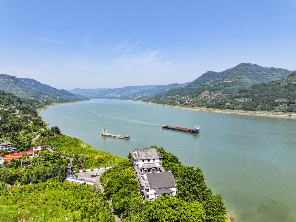 長(zhǎng)江重慶萬(wàn)州段景象（2024年5月15日攝，無(wú)人機(jī)照片）。新華社記者 王全超 攝