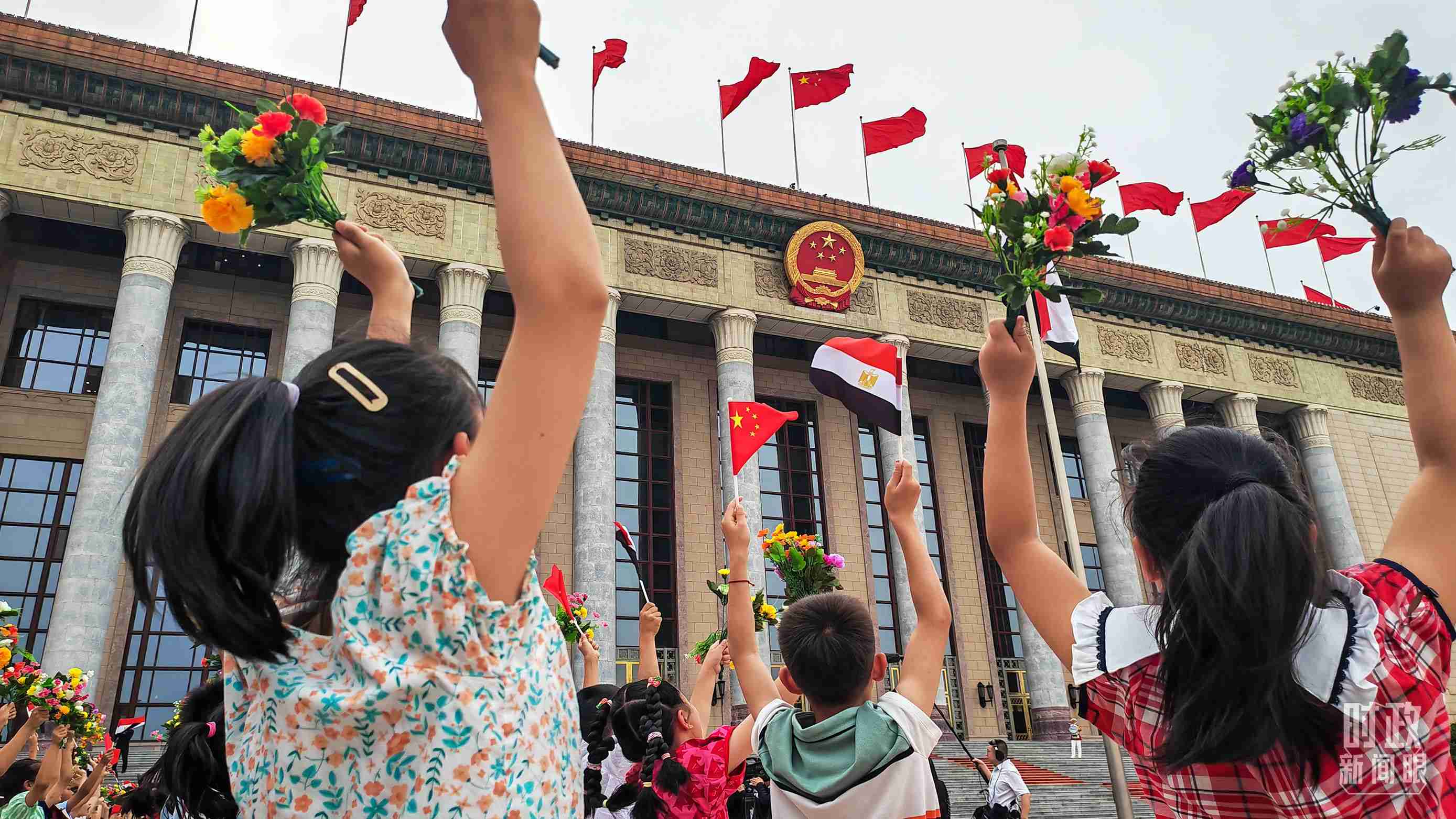 △5月29日下午，習近平主席舉行儀式歡迎埃及總統(tǒng)塞西訪華。圖為歡迎儀式現(xiàn)場的少年兒童。（總臺央視記者劉琦拍攝）