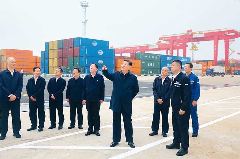 2024年5月22日至24日，中共中央總書記、國(guó)家主席、中央軍委主席習(xí)近平在山東考察。這是22日下午，習(xí)近平在日照港察看全自動(dòng)化集裝箱碼頭作業(yè)場(chǎng)景。 新華社記者 鞠鵬/攝