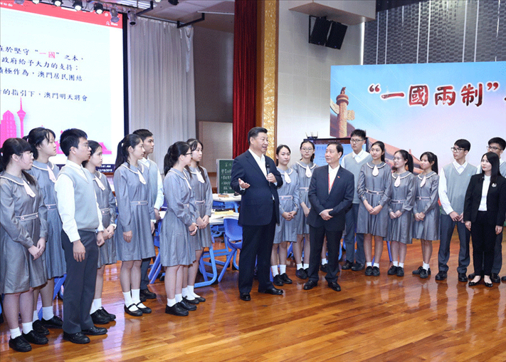 2019年12月19日，習近平總書記來到澳門濠江中學附屬英才學校，和師生親切交流。