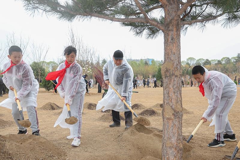 2023年4月4日，習近平總書記來到北京市朝陽區(qū)東壩中心公園參加首都義務(wù)植樹活動。這是總書記同孩子們一起植樹。