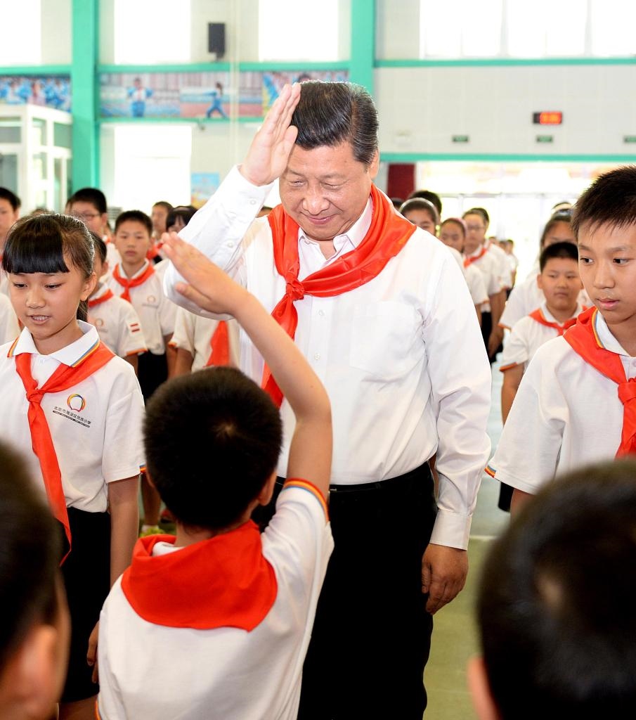 2014年5月30日，習(xí)近平總書記來到北京市海淀區(qū)民族小學(xué)，參加慶?！傲弧眹H兒童節(jié)活動(dòng)。新華社記者 李濤 攝